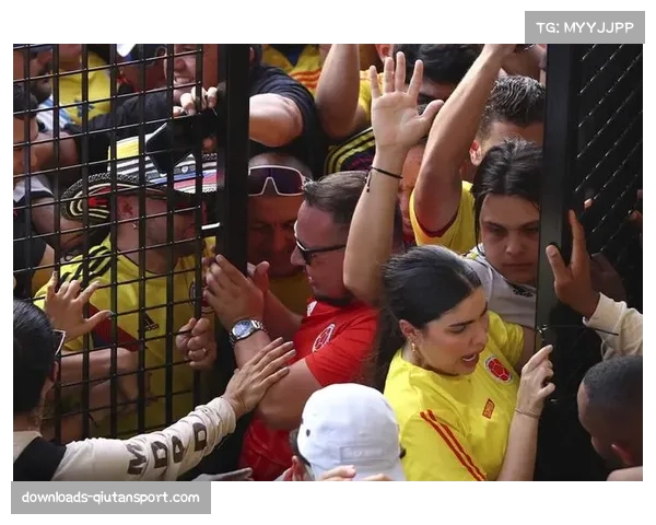 场边花絮:克莱蒙小球迷冲入场内获签名,被保安友好带离 场边花絮:克莱蒙小球迷冲入场内获签名,被保安友好带离