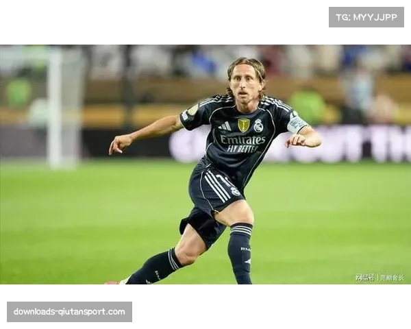 老将莫德里奇替补出场，伯纳乌全场起立鼓掌致敬